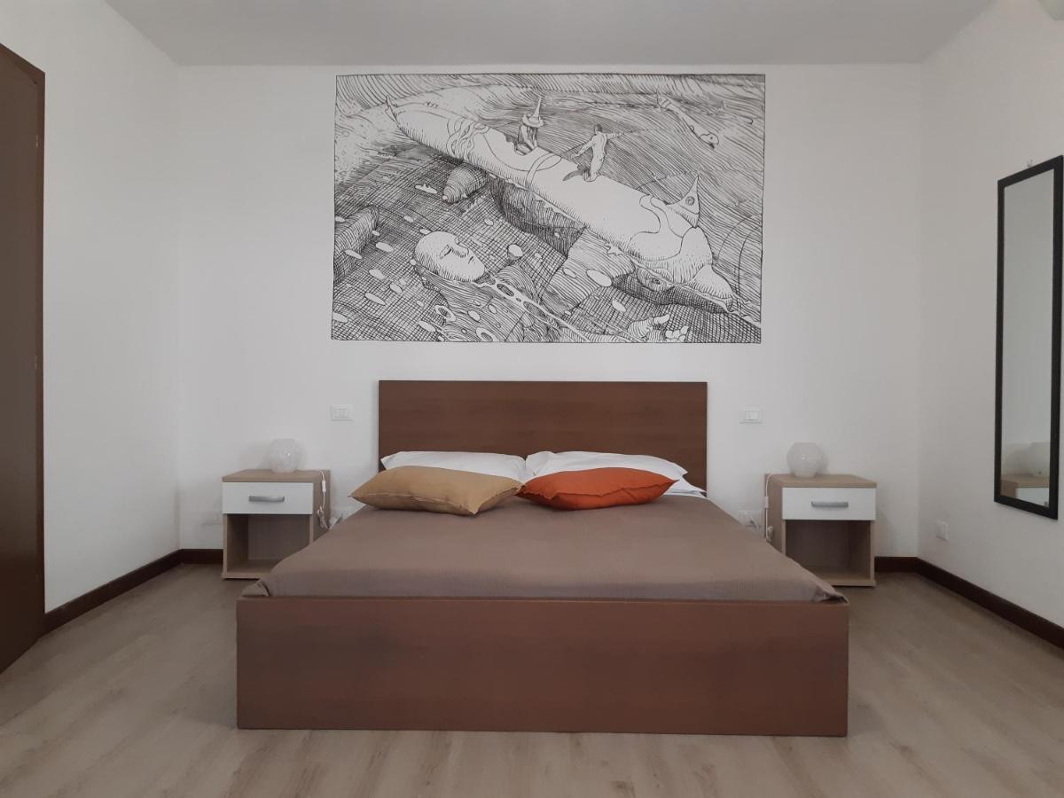Camera Deluxe (2 Adulti + 1 Bambino) con Bagno in Comune